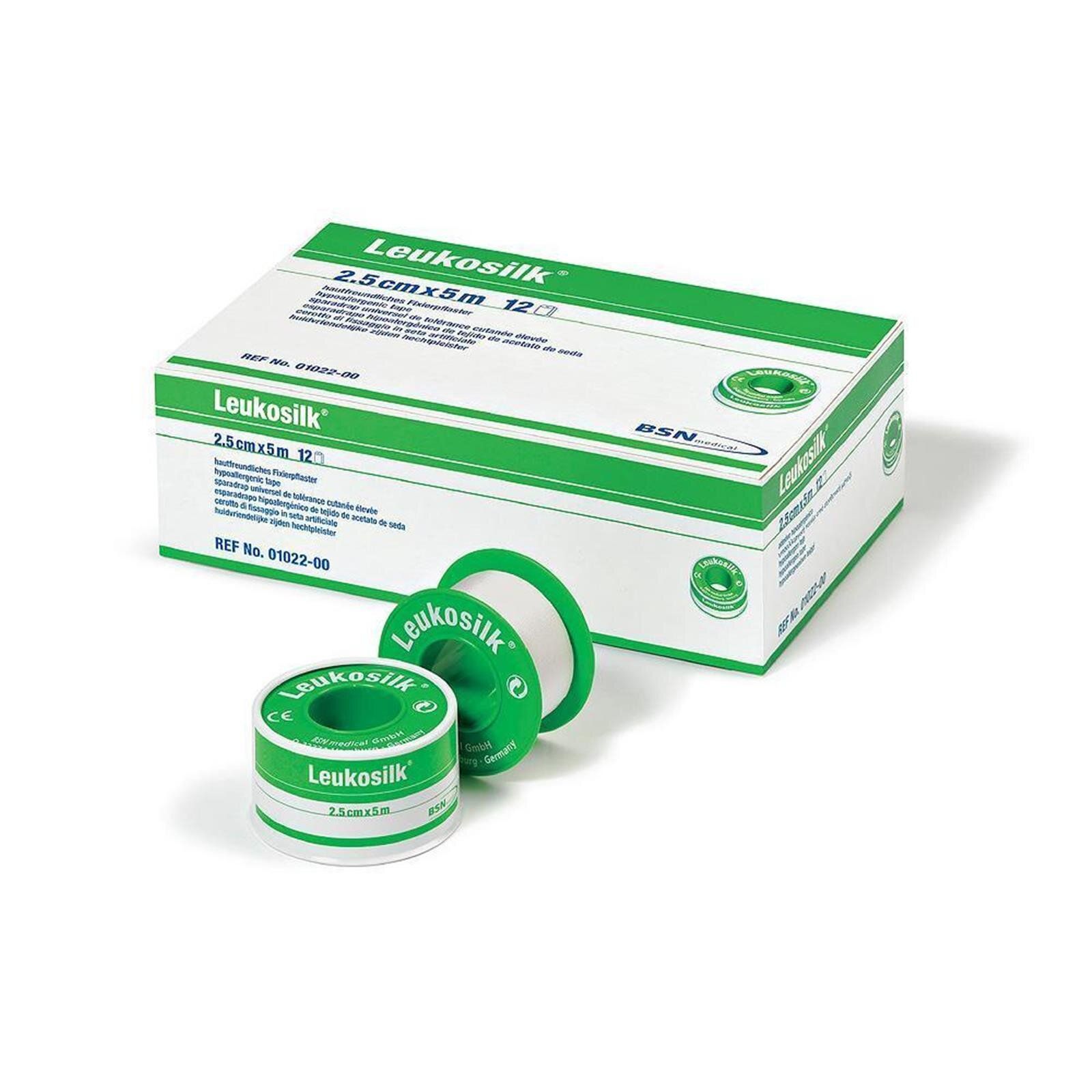Verpackung mit Fixierpflasterrollen. Aufschrift: Leukosilk, 2,5cmx5m. Grün-weiße Verpackung. Rollen mit grünem Kern.
