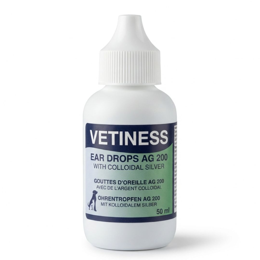 Weiße Flasche mit blauer und grüner Beschriftung. Text: Vetiness Ear Drops AG 200 with colloidal silver. 50 ml.