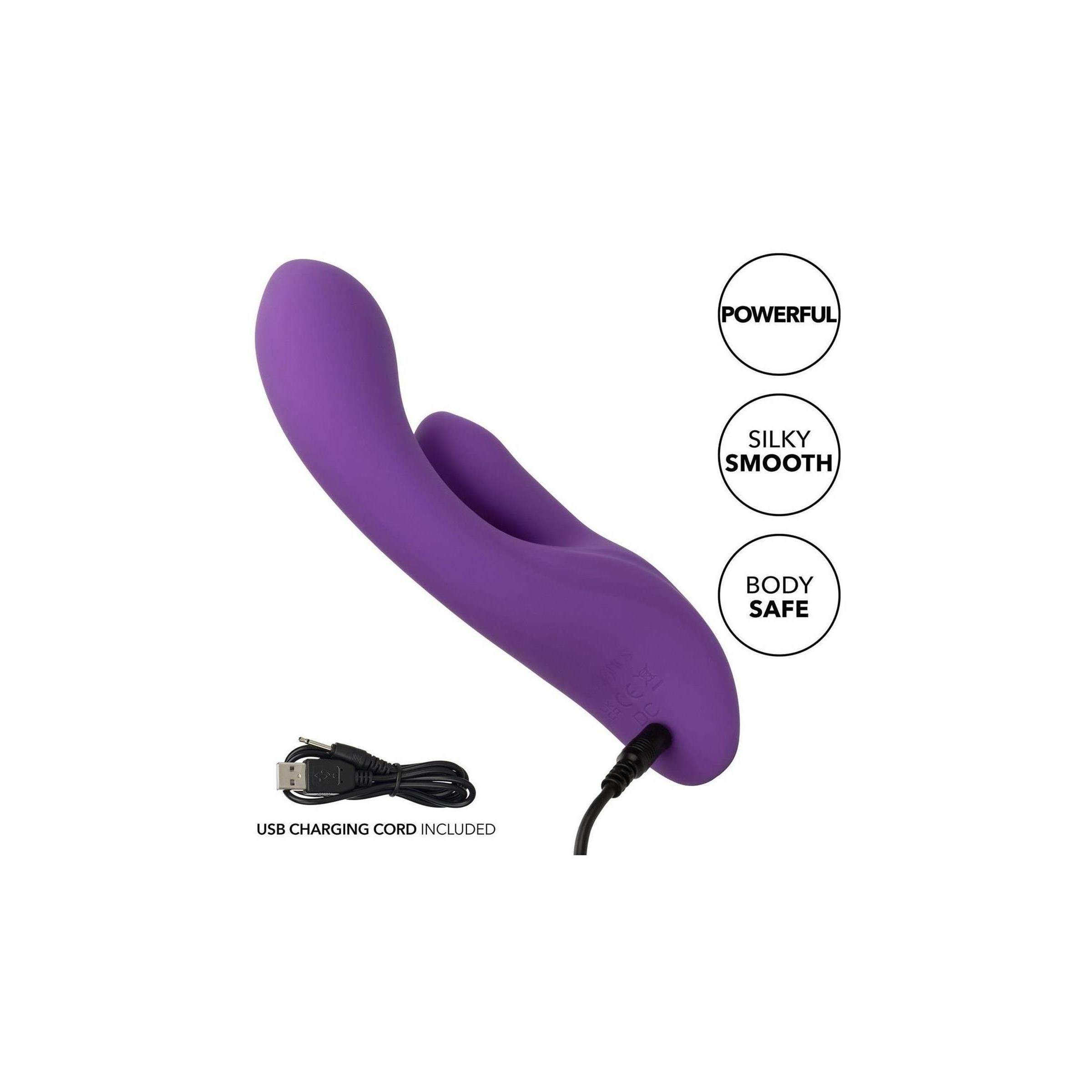 Lila Dual Pleaser mit USB-Ladekabel. Aufschrift: Powerful, Silky Smooth, Body Safe.