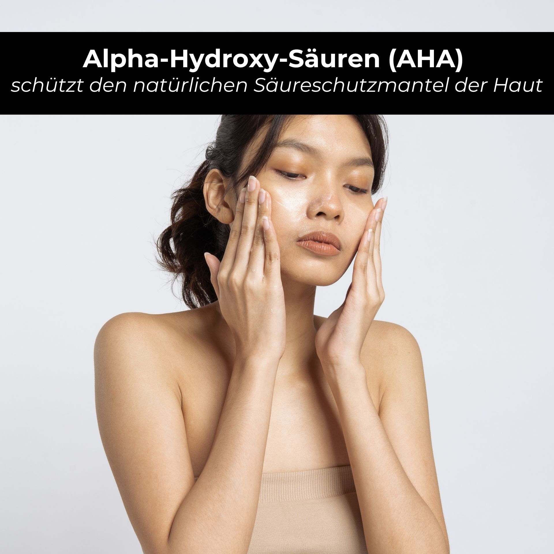 Frau berührt ihr Gesicht. Text: Alpha-Hydroxy-Säuren (AHA) schützt den natürlichen Säureschutzmantel der Haut.