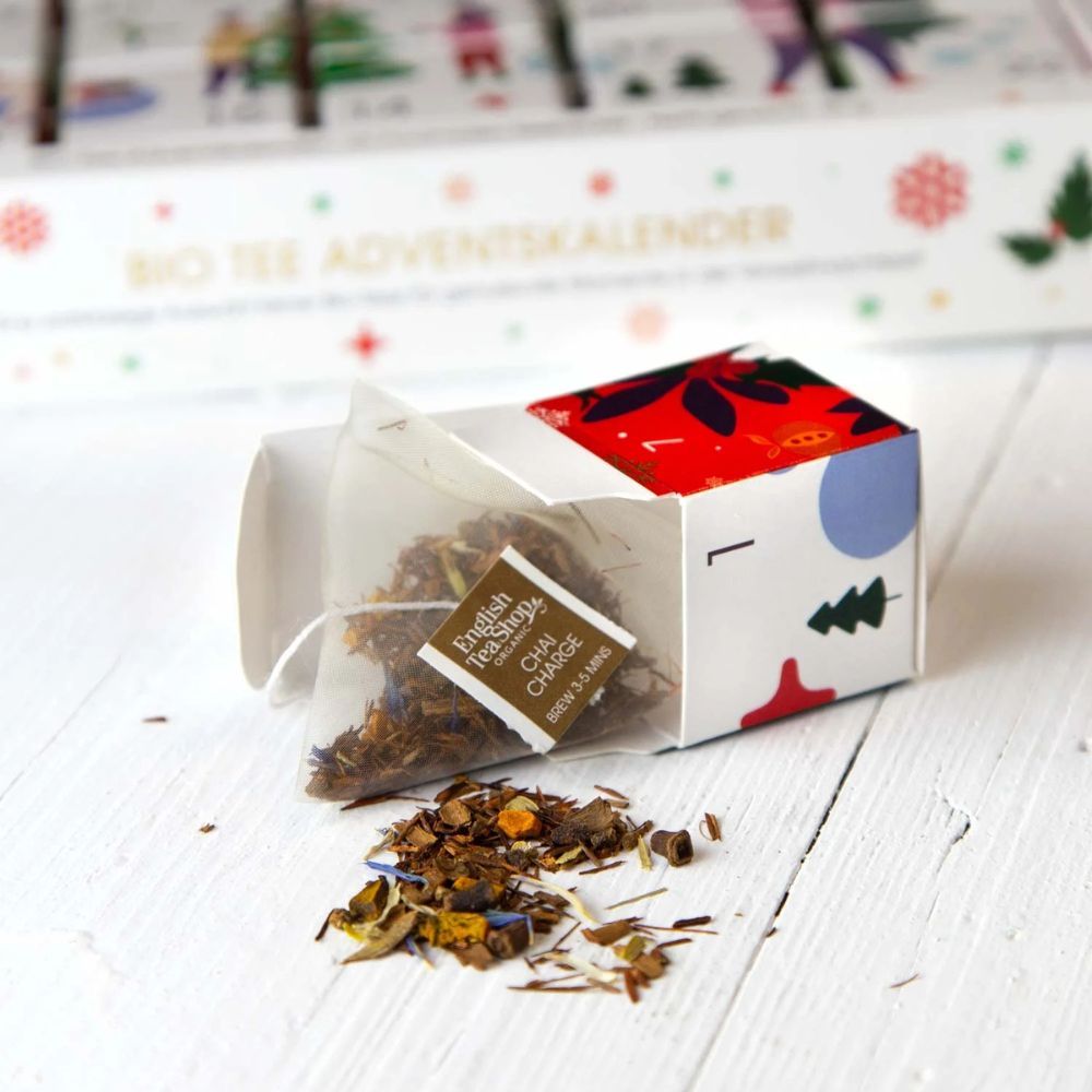 Geöffnete Adventskalender-Box mit Teebeutel. English Tea Shop Chai Charge. Pyramidenbeutel. Tee-Zutaten.