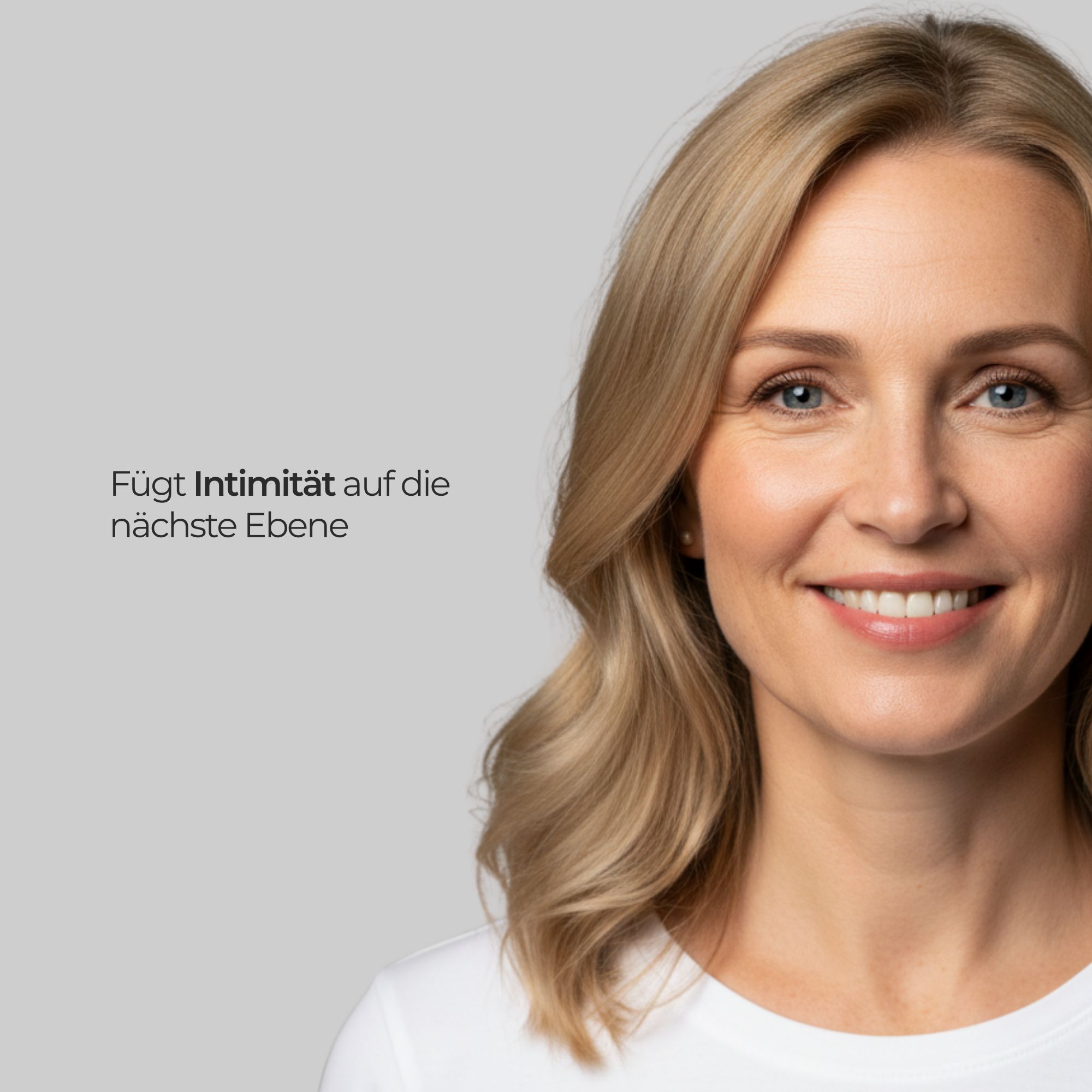 Porträt einer lächelnden Frau mit blonden Haaren. Text: Fügt Intimität auf die nächste Ebene.