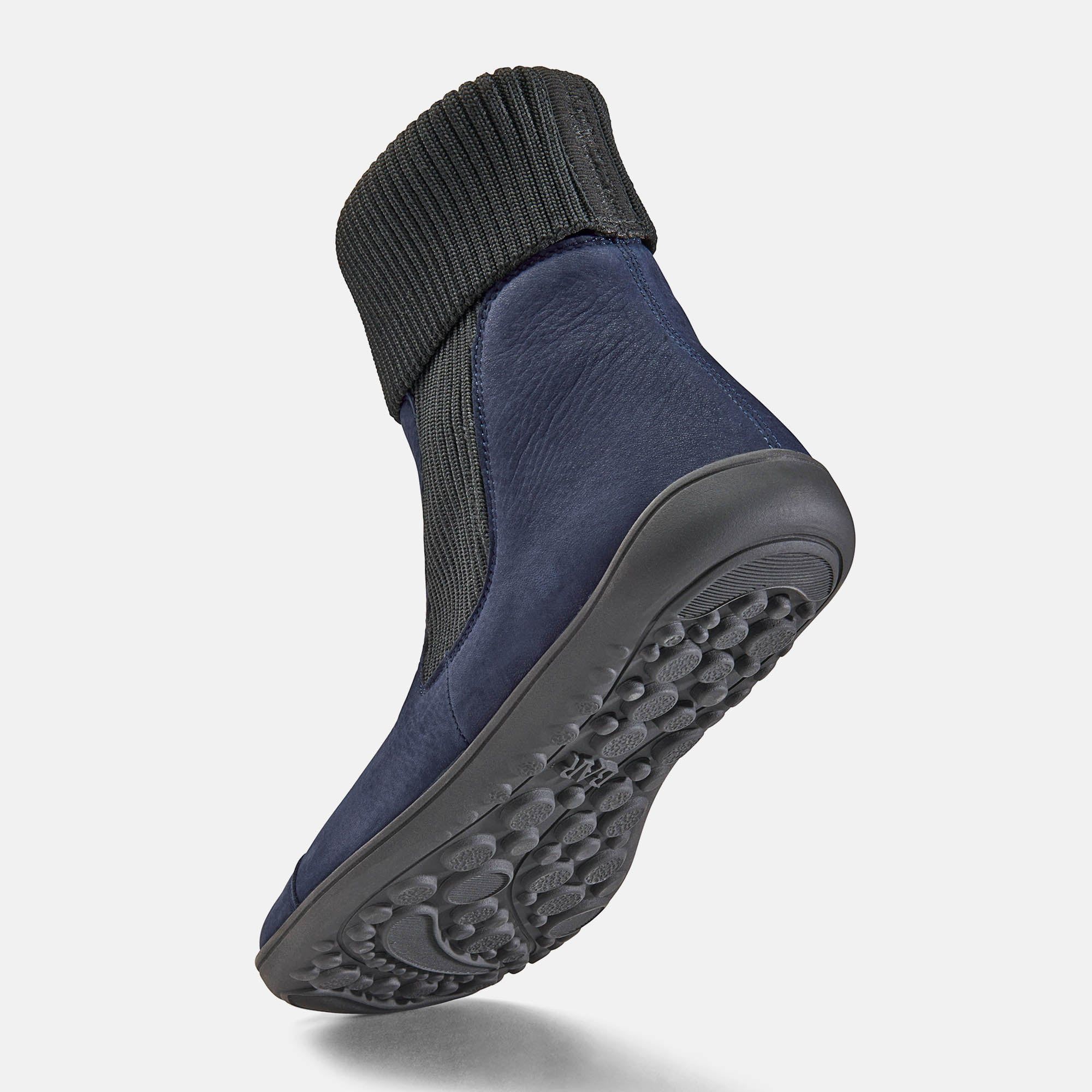 Blaue Stiefelette mit schwarzem, geripptem Schaft. Flache Sohle, aus Leder. Sohlenansicht.