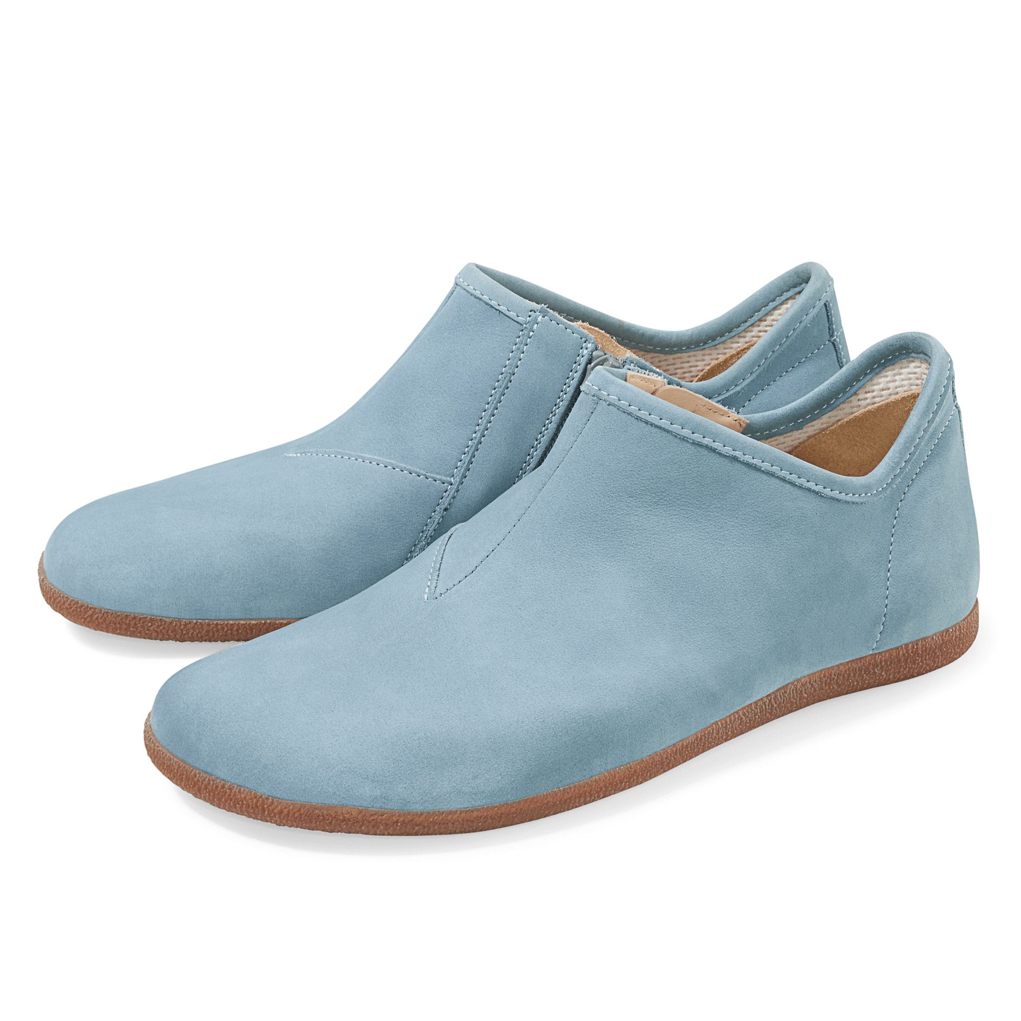 Hellblaue Slipper. Flache Sohle, seitlicher Einschnitt, V-förmige Naht. Paar Schuhe, hellblauer Farbton.
