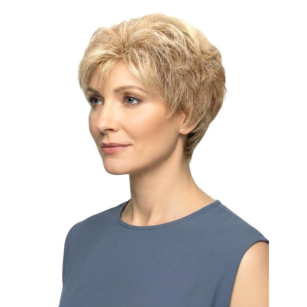 Kurzhaarperücke, blond, seitliche Ansicht einer Frau. Die Perücke hat einen natürlichen Look.