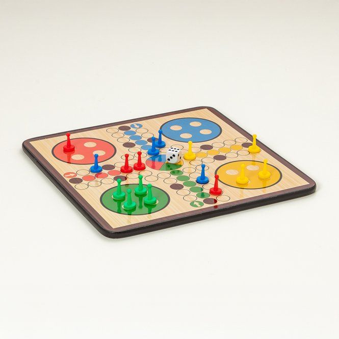 Ludo-Spielbrett mit Spielfiguren in Rot, Blau, Grün und Gelb sowie einem Würfel.