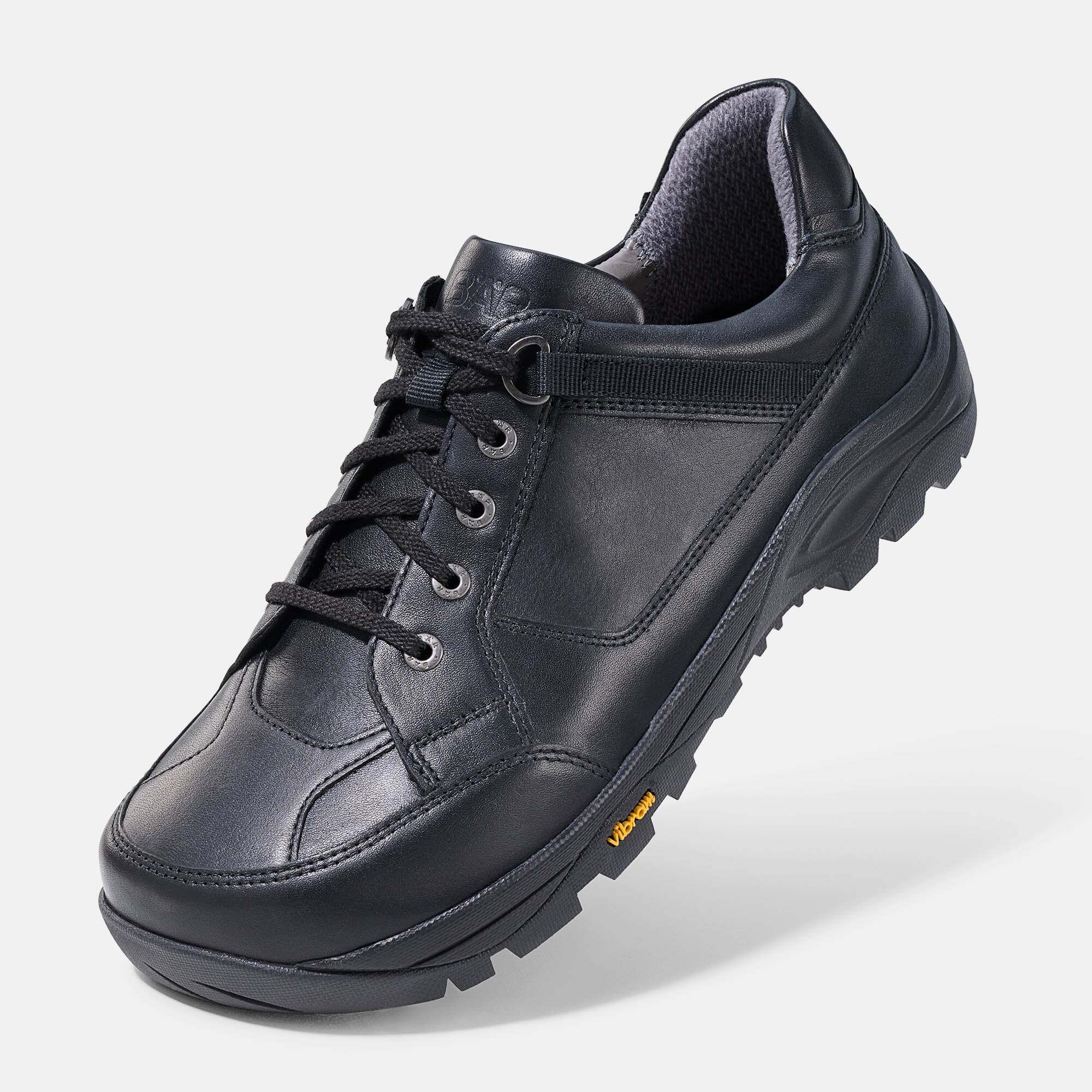 Schwarzer Leder-Schnürschuh mit Vibram-Sohle, Seitenansicht.
