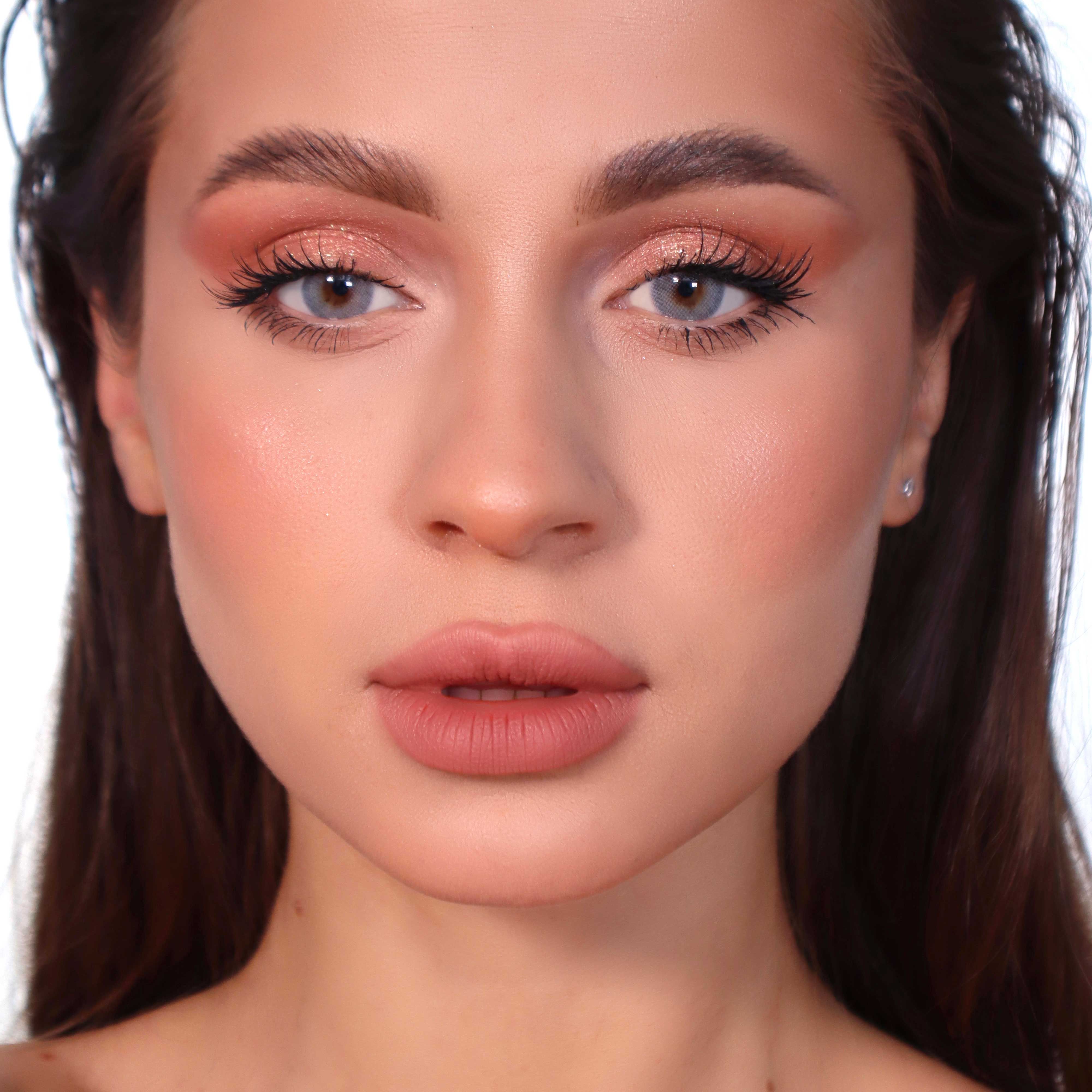 Gesicht mit blauen Augen. Nahaufnahme. Hautton. Make-up.