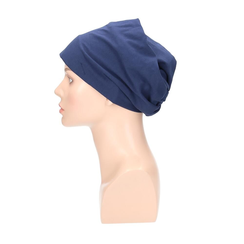 Marinefarbener Turban auf einer Büste. Seitenansicht.