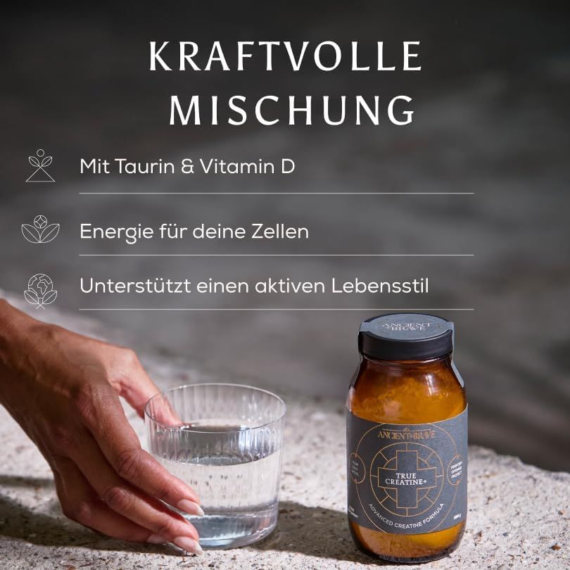 Braune Glasflasche mit True Creatine+ Etikett, daneben ein Glas Wasser und eine Hand.