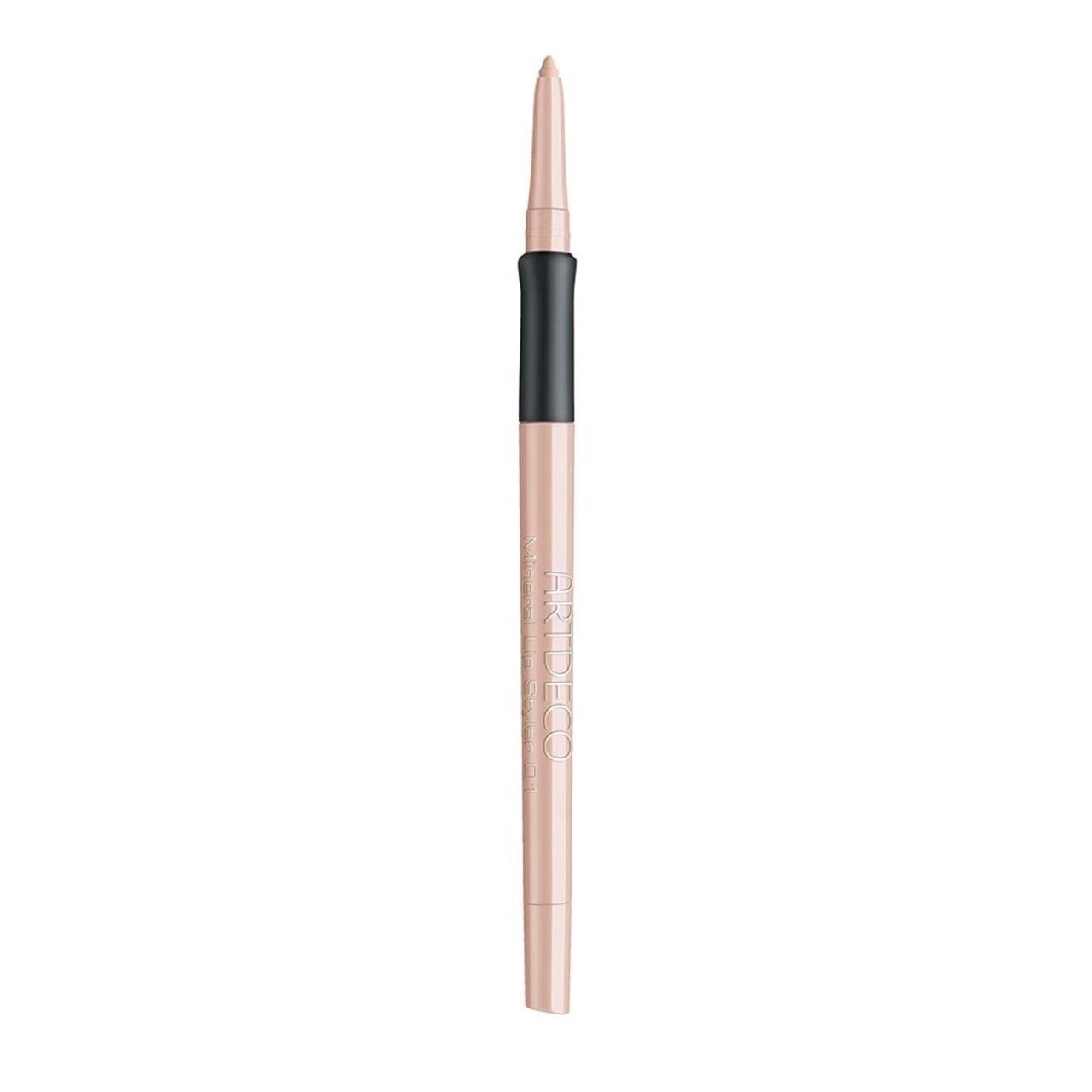 Lippenstift-Styler. Rosa-farbener Stift mit schwarzem Mittelteil. Spitze und Stiftende sichtbar. Schriftzug.