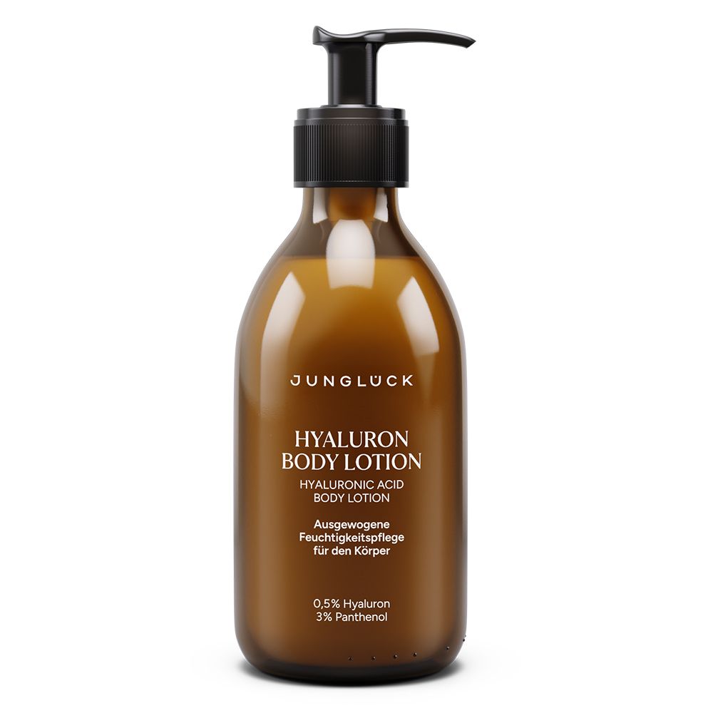 Braune Flasche mit schwarzem Pumpkopf. Aufschrift: JUNGLÜCK, Hyaluron Body Lotion, Hyaluronsäure Body Lotion. 0,5% Hyaluron, 3% Panthenol.