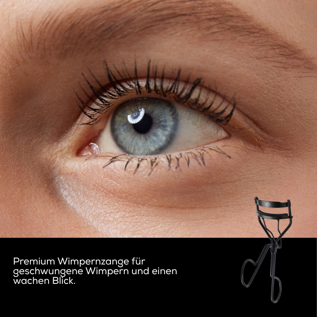 Nahaufnahme eines Auges mit geschwungenen Wimpern. Im unteren Bereich eine kleine Abbildung einer schwarzen Wimpernzange.