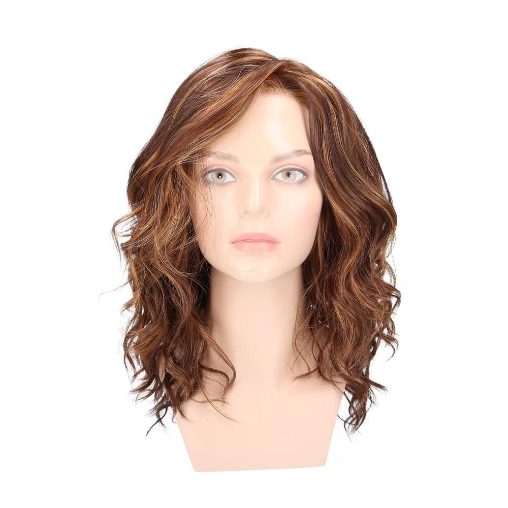 Perücke May von trendhair. Braun mit blonden Strähnen, gewelltes Haar. Auf einem Schaufensterkopf.