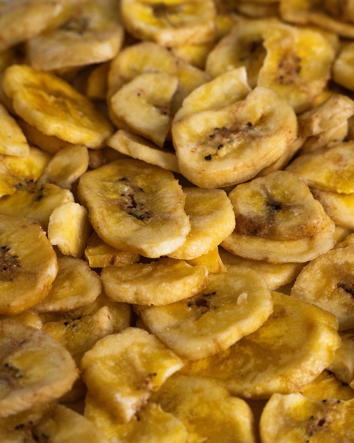 Nahaufnahme von Bio Bananenchips. Chips liegen dicht aneinander.