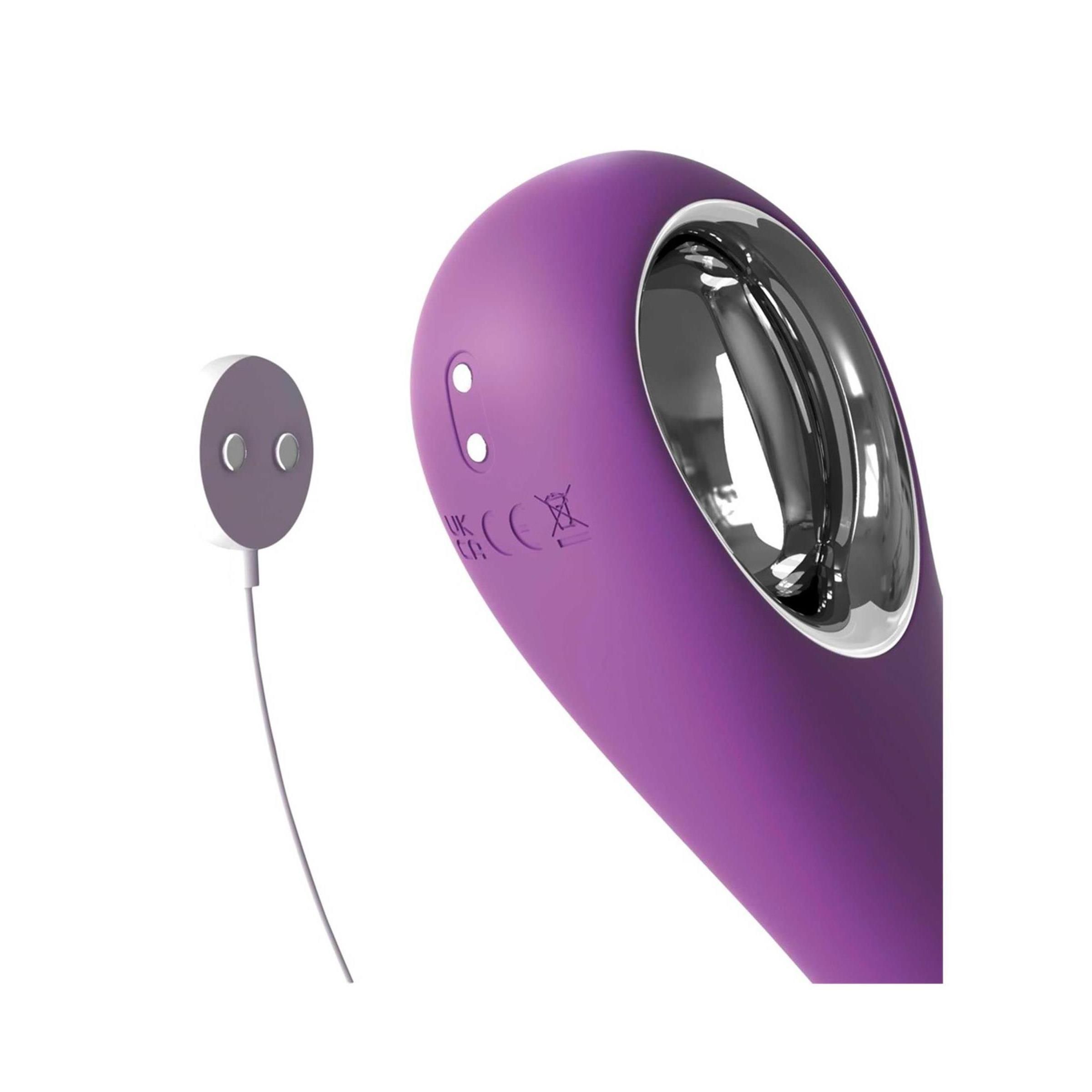 Lila Wellness-Produkt. Detailansicht. Runde Öffnung, transparente Komponente mit rosa Element. Silberfarbene Akzente. Silikon.