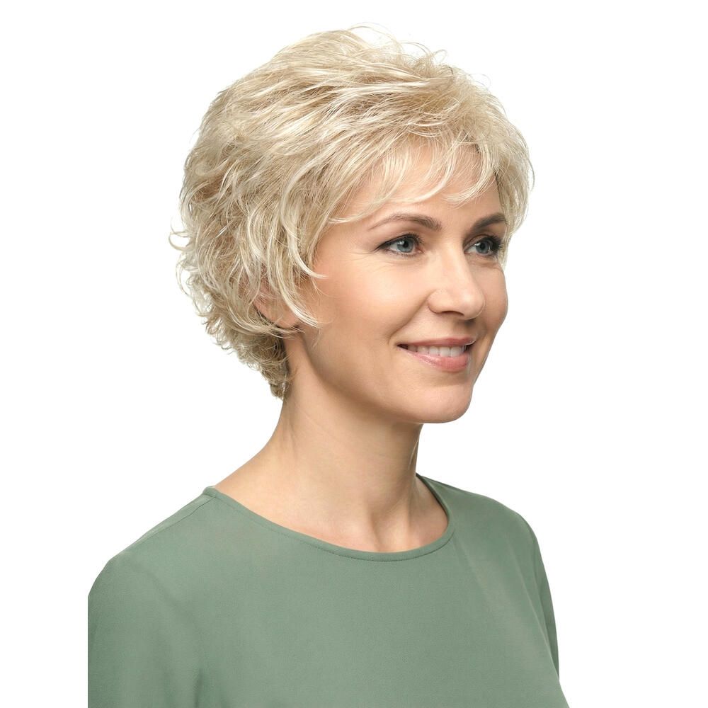 Blond gelockte Perücke, kurze Frisur. Frau trägt grünes Oberteil. Nahaufnahme, seitliche Ansicht.