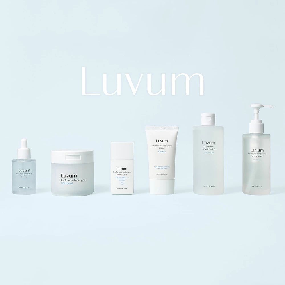 Verschiedene LUVUM Produkte auf hellblauem Hintergrund. Enthalten Feuchtigkeitscreme, Serum, Reinigungsmittel und Lotionen.