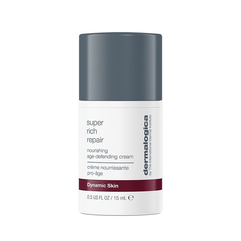 Un tubo cilindrico di crema Dermalogica Super Rich Repair con tappo grigio scuro. L'etichetta bianca riporta "Super Rich Repair", "Nourishing Age-Defending Cream" e "Dynamic Skin". È visibile anche il logo Dermalogica. Il tubo contiene 0,5 US FL OZ / 15 ml.