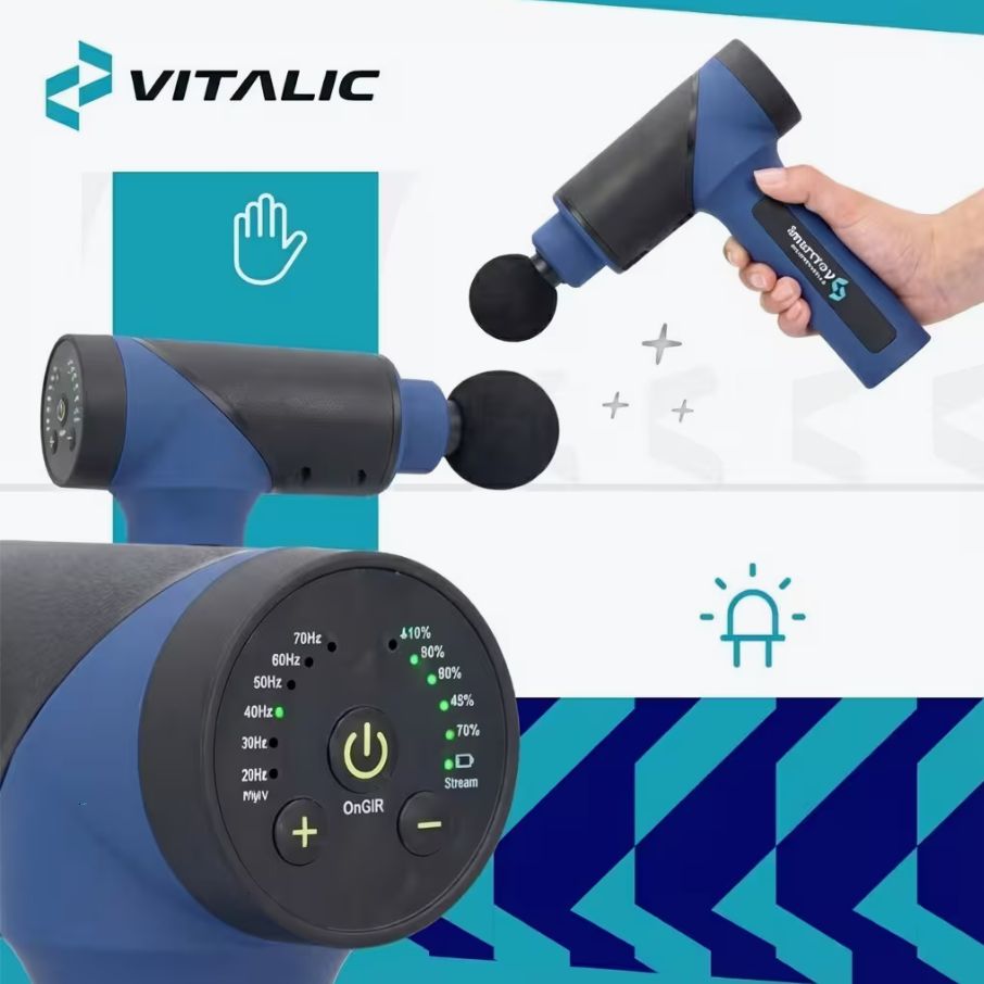 Massagepistole, blau-schwarz. Bedienfeld mit Tasten und LEDs. VITALIC Logo. Zwei Massageköpfe. Hand hält das Gerät.