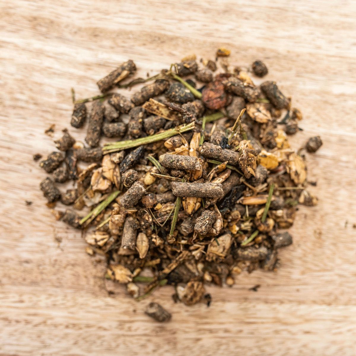 Haufen Müsli auf Holzuntergrund. Enthält verschiedene Bestandteile.