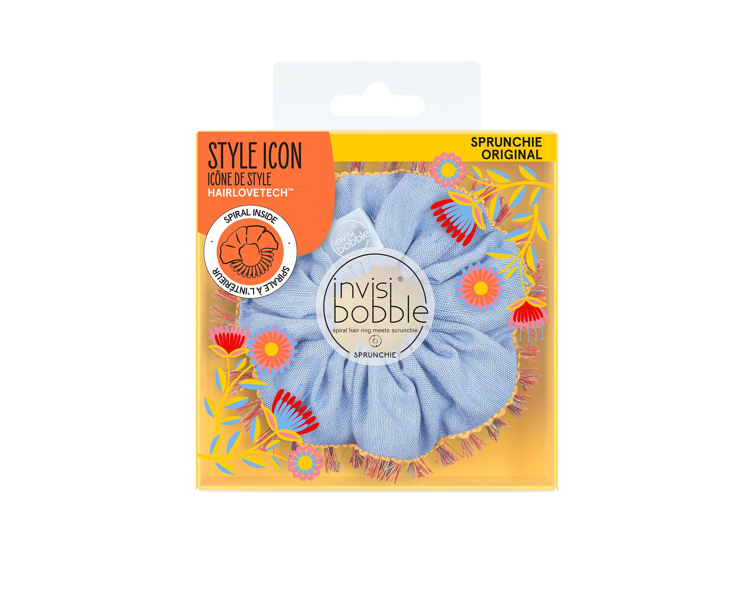 Hola Lola Sprunchie Scrunchie in hellblau mit Fransen und Blumenmuster auf Verpackung.