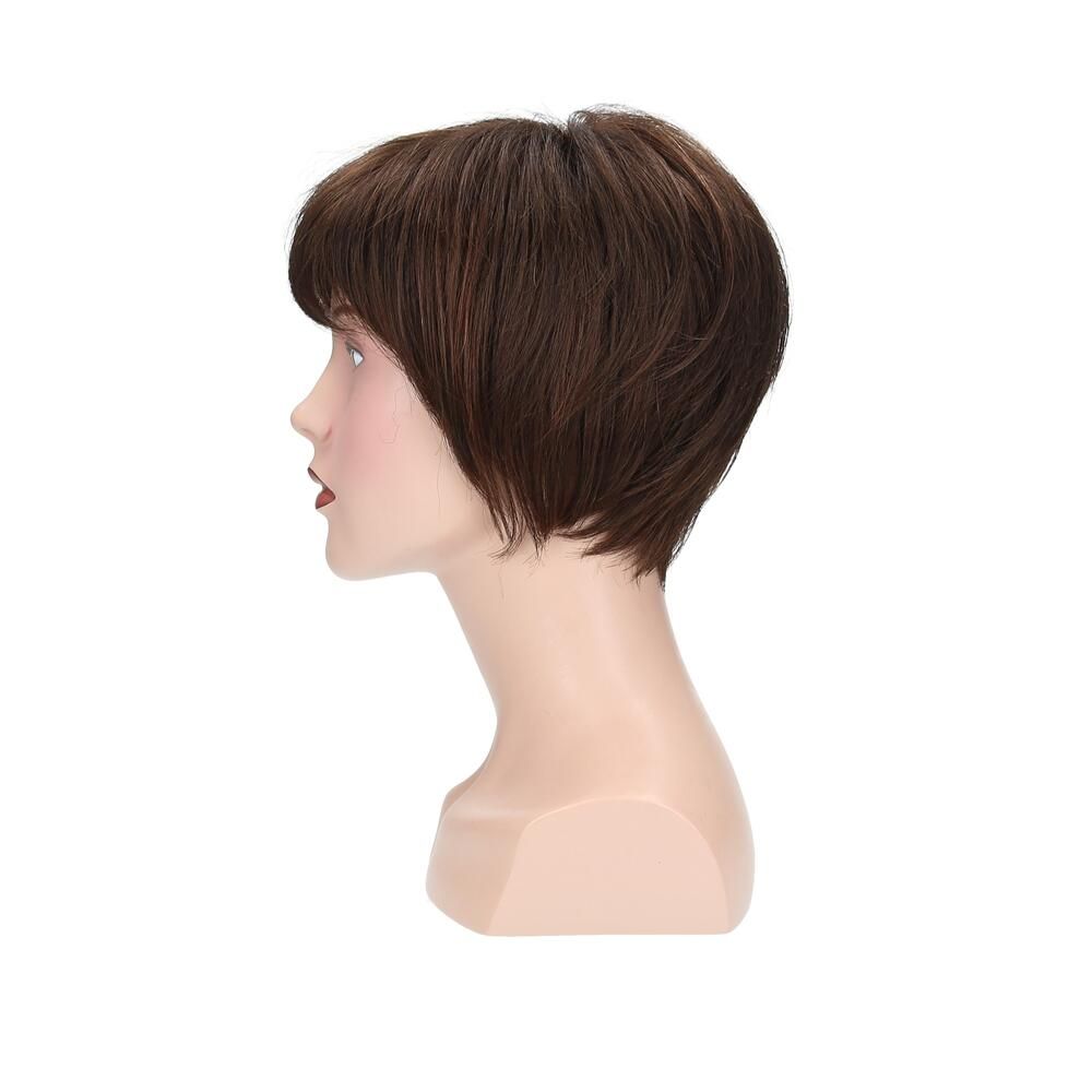 Perücke Alicia von trendhair, braun, mit Pony, auf einem Schaufensterkopf. Seitenansicht.