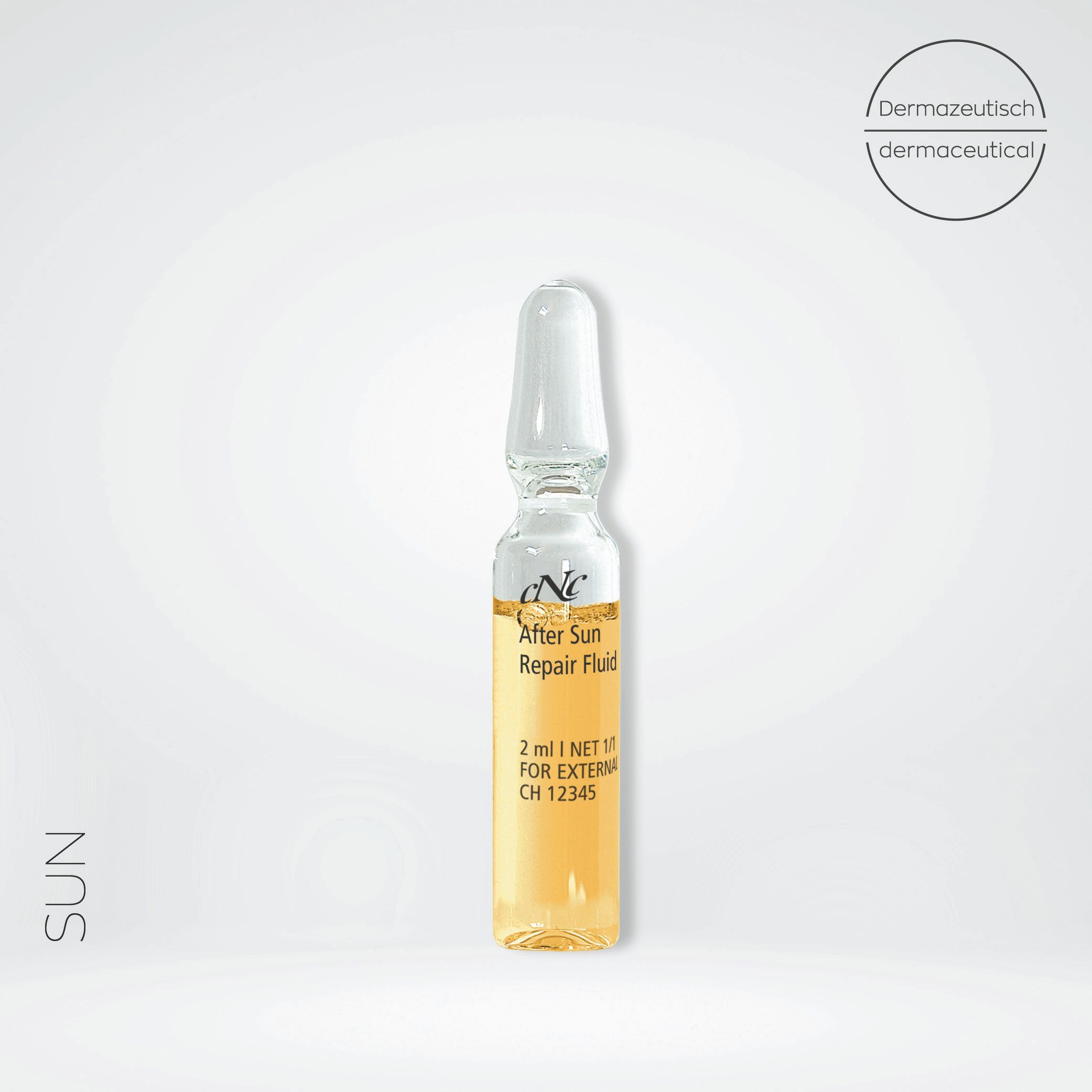 Eine Ampulle CNC After Sun Repair Fluid. Klare Glasflasche mit weißem Verschluss. Etikett mit Produktinformationen. Logo.