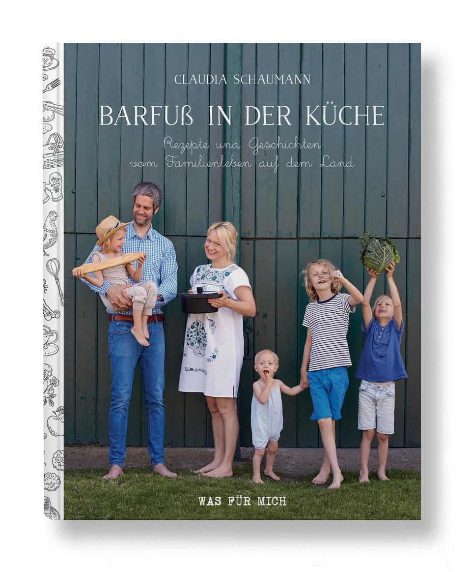 Buchcover: Barfuß in der Küche. Titel und Autor. Familie vor Holzwand. Illustrationen am Buchrand.