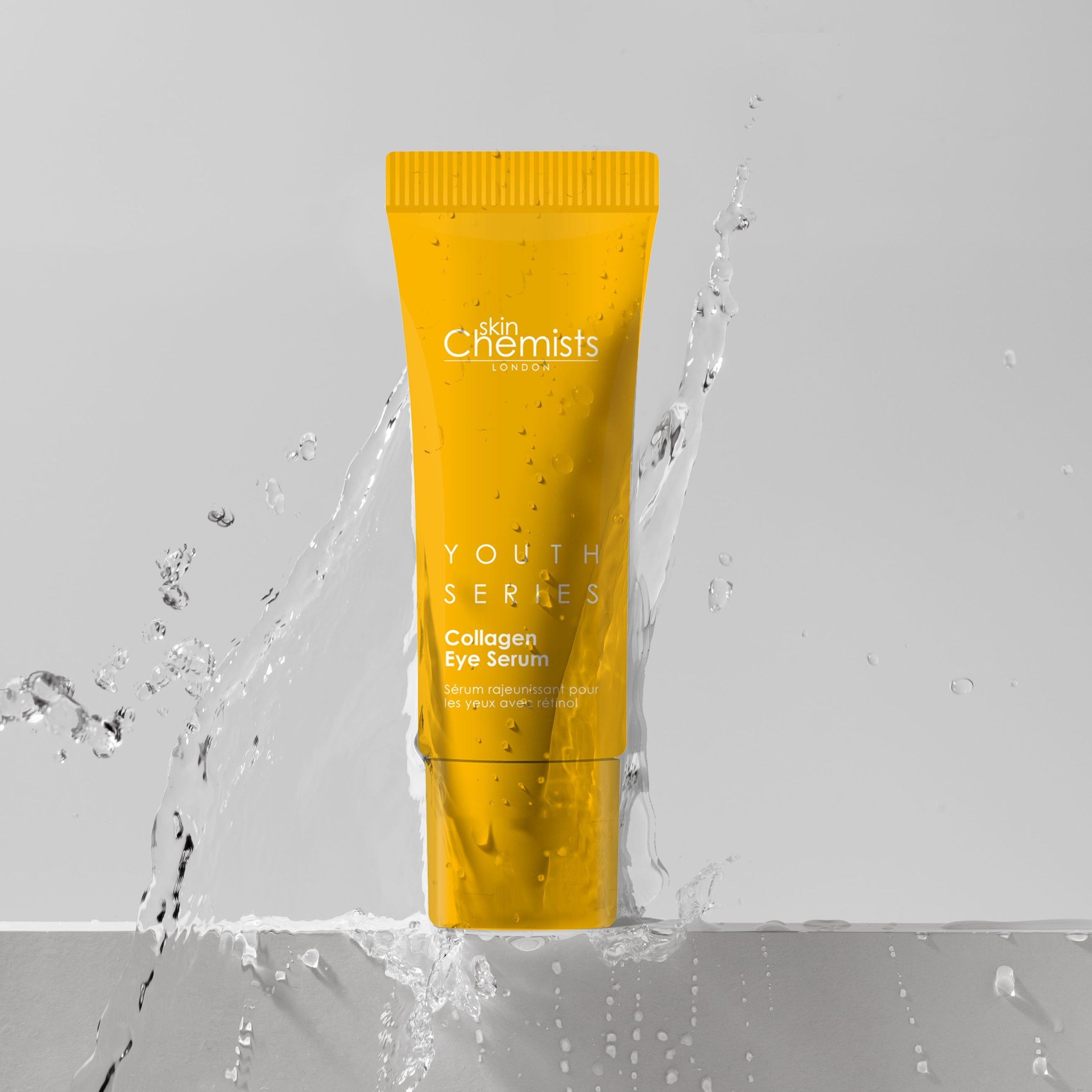 Gelbe Tube SkinChemists Youth Series Collagen Eye Serum, umgeben von Wasserspritzern. Text: Collagen Eye Serum.