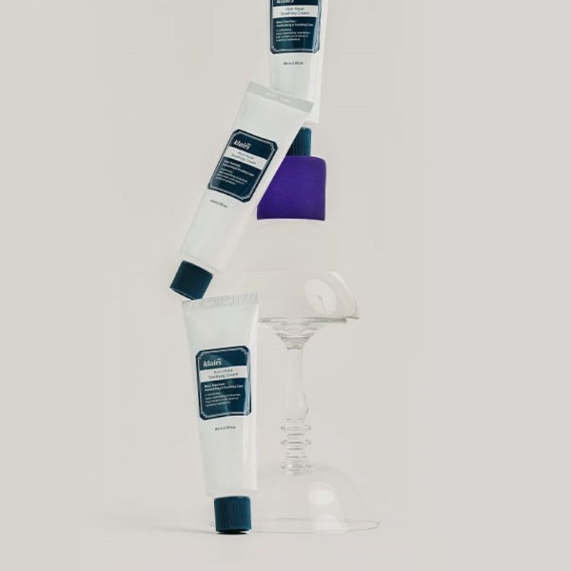 Mehrere weiße Tuben mit blauem Verschluss. Aufschrift: Klairs Rich Moist Soothing Cream.
