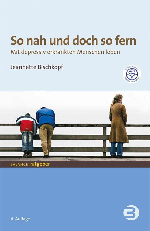 Buchcover: "So nah und doch so fern". Titel, Autorin, Logo, Personen auf Steg. 4. Auflage.