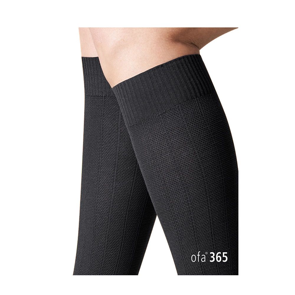 Schwarzer Kniestrumpf aus Mikrofaser mit Rippbund und dezentem Muster. Logo 'ofa 365' unten rechts.