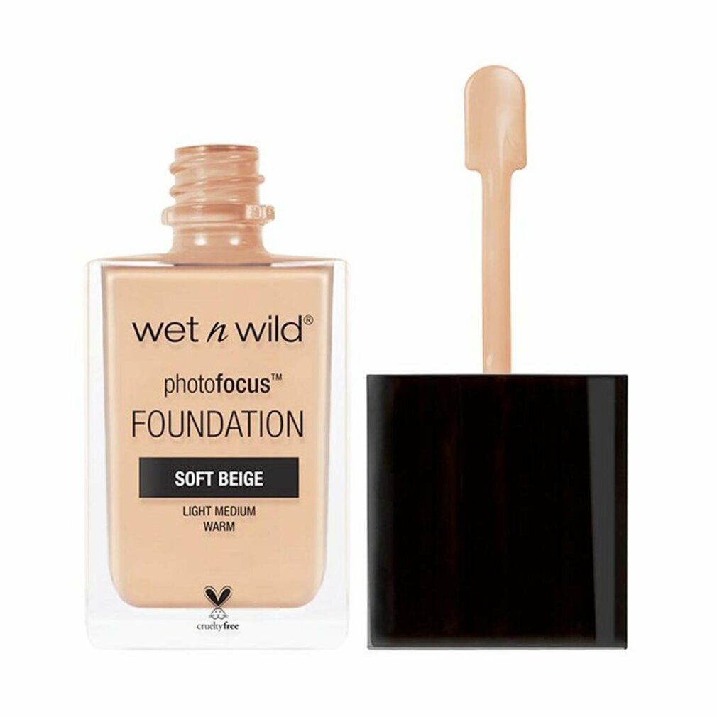 Foundation-Fläschchen mit geöffnetem Deckel und Applikator. Aufschrift: Wet n Wild Photofocus Foundation Soft Beige. Cruelty-free-Logo.
