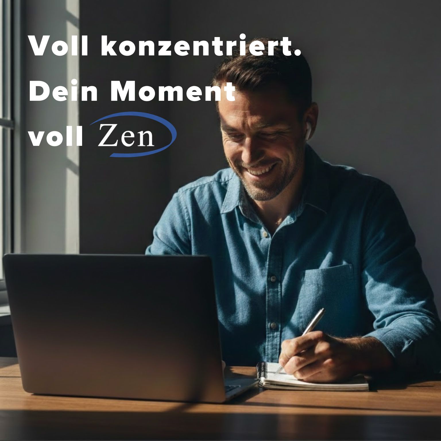 Mann am Laptop, lächelt. Text: Voll konzentriert. Dein Moment voll Zen.