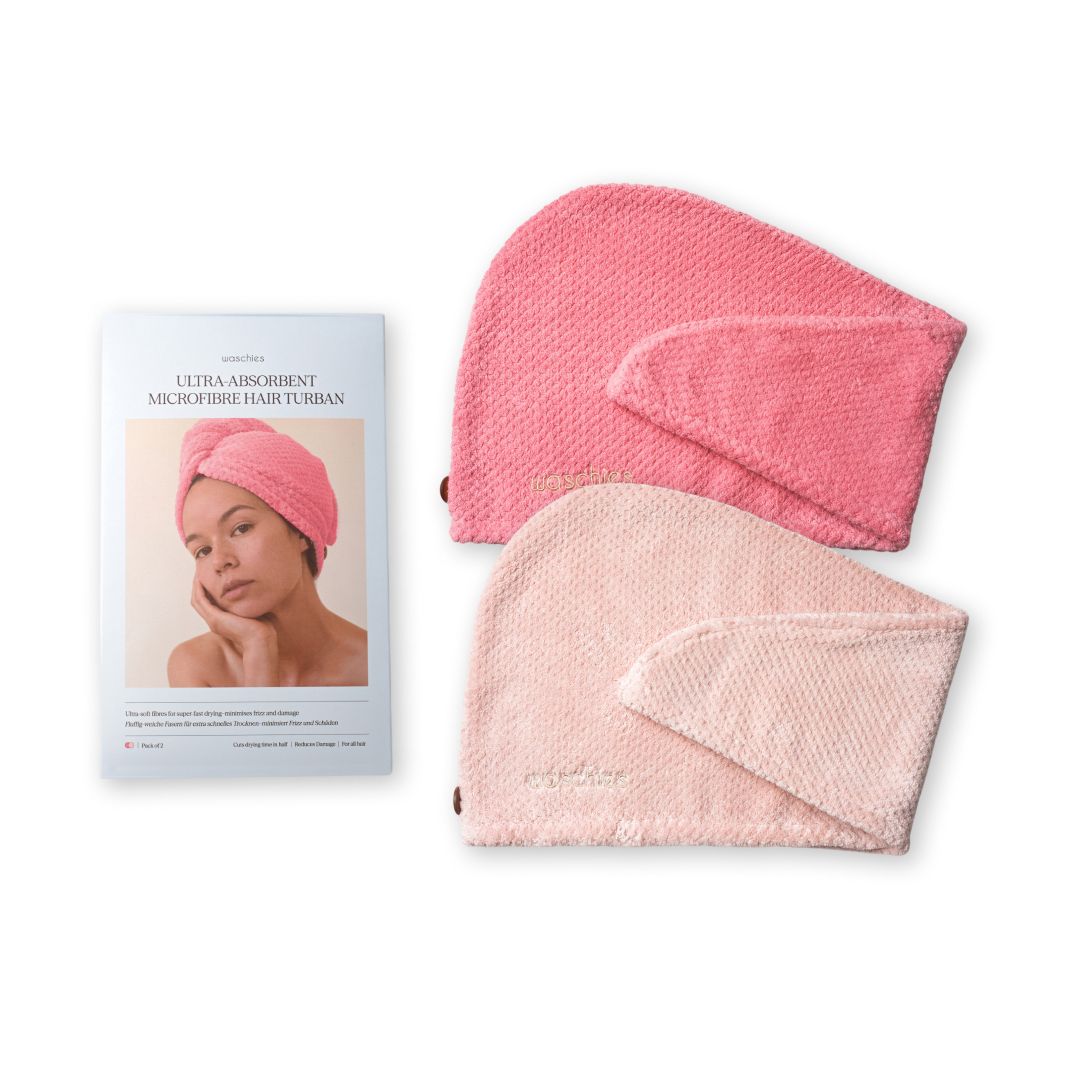 Zwei rosa Haarturbane mit Verpackung. Verpackung zeigt Frau mit Turban. Produktname: Ultra-absorbierend Mikrofaser.