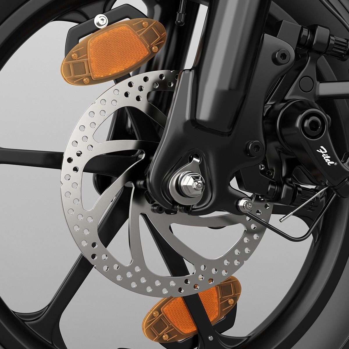 Nahaufnahme der Bremsscheibe und Reflektoren eines schwarzen Elektrofahrrads.