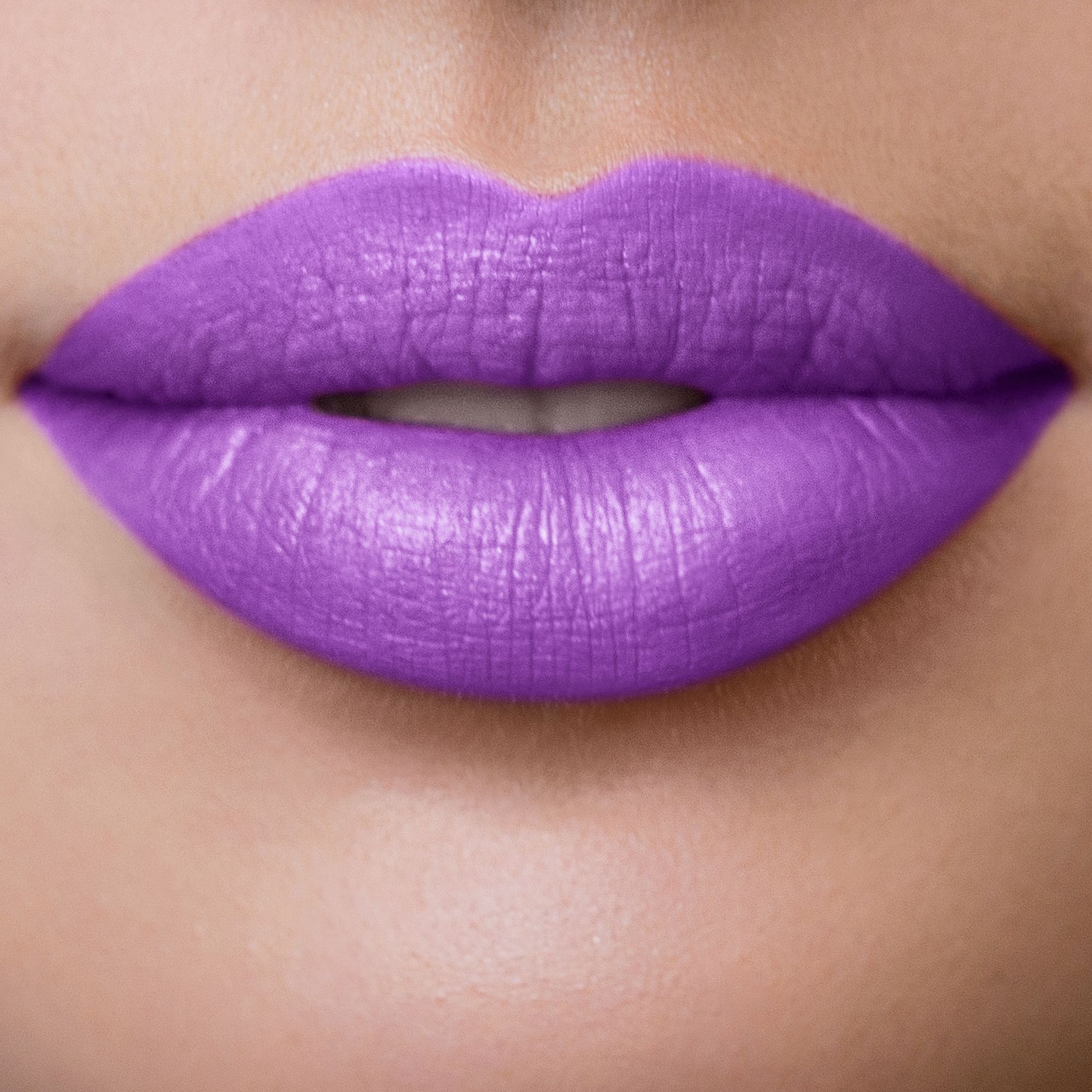 Nahaufnahme von Lippen, bedeckt mit lila Lippenstift. Glatte Oberfläche.