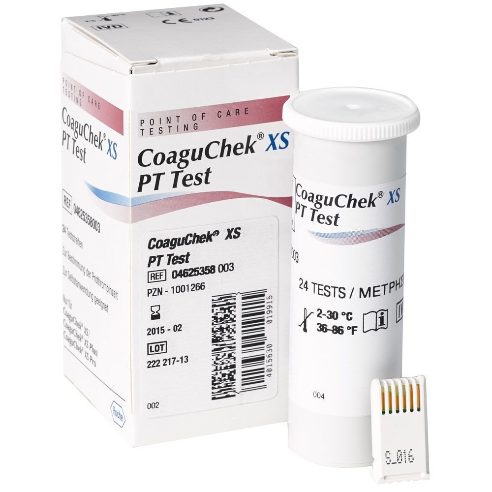 CoaguChek XS PT Test-Packung, Teststreifen-Röhrchen und Teststreifen-Chip. Aufdrucke: CoaguChek XS, 24 Tests, Temperaturangaben.