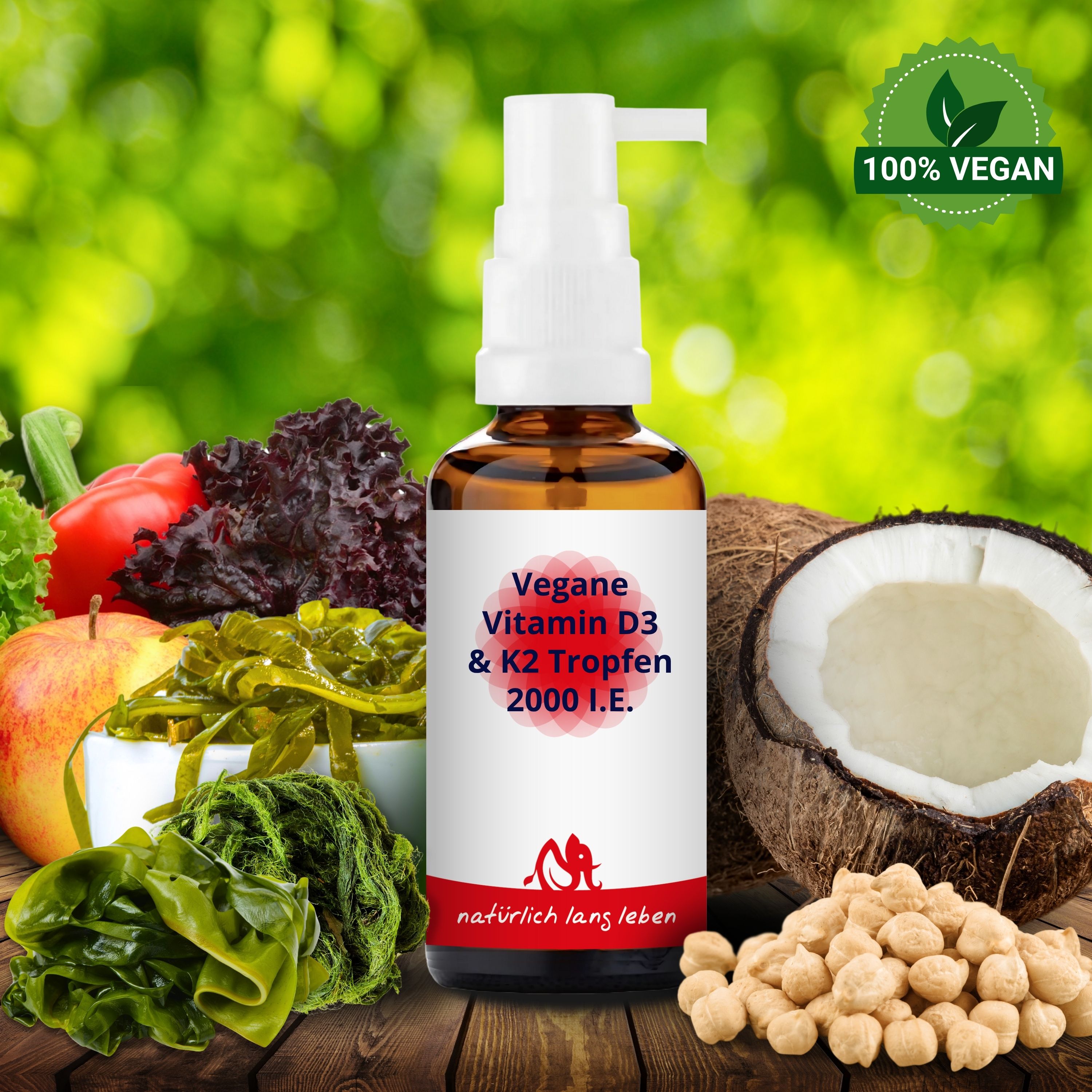 Braune Glasflasche mit weißem Etikett. Aufschrift: Vegane Vitamin D3 & K2 Tropfen. Weißer Sprühkopf. Umgeben von Gemüse, Kokosnuss und Kichererbsen.