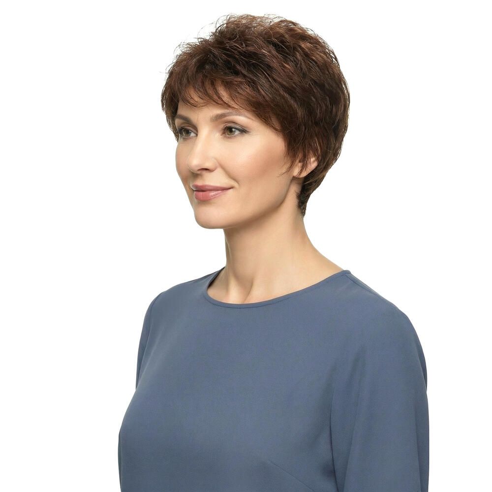 Kurzhaarperücke, braun, mit Pony, auf einer Frau. Seitliche Ansicht, die Frau trägt ein blaues Oberteil.