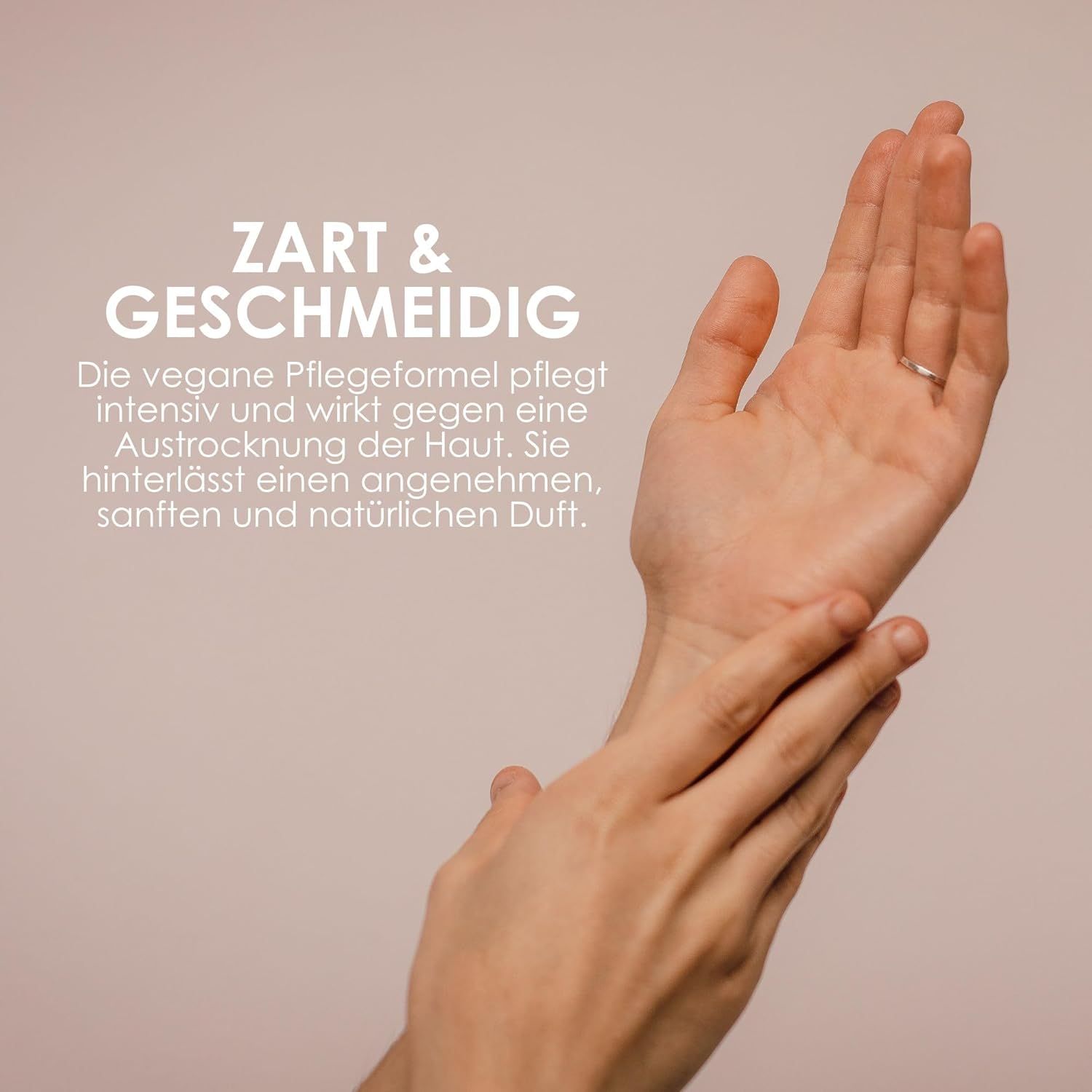 Hände mit Ring. Text: ZART & GESCHMEIDIG. Vegane Pflegeformel pflegt intensiv. Auf rosa Hintergrund.