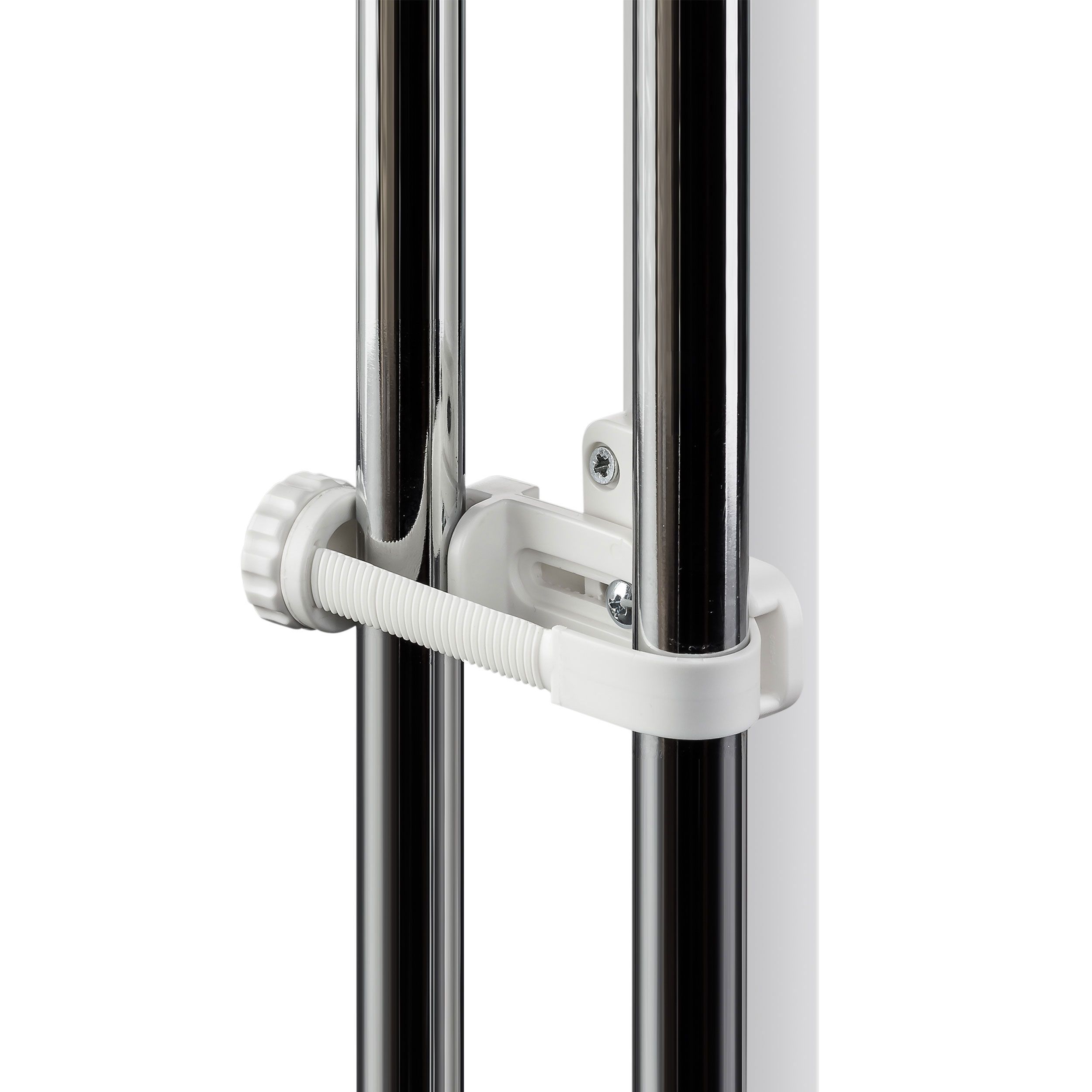 Zwei Metallrohre mit weißem Halter. Der Halter ist mit einem weißen, geriffelten Band verbunden.