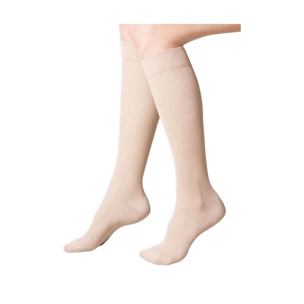 Beige Kniestrümpfe mit Rautenmuster und Baumwollanteil, getragen von einem Model.