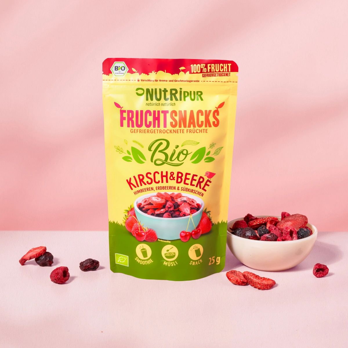 Beutel mit gefriergetrockneten Früchten, Kirschen & Beeren. Schale mit Früchten, Früchte verstreut.