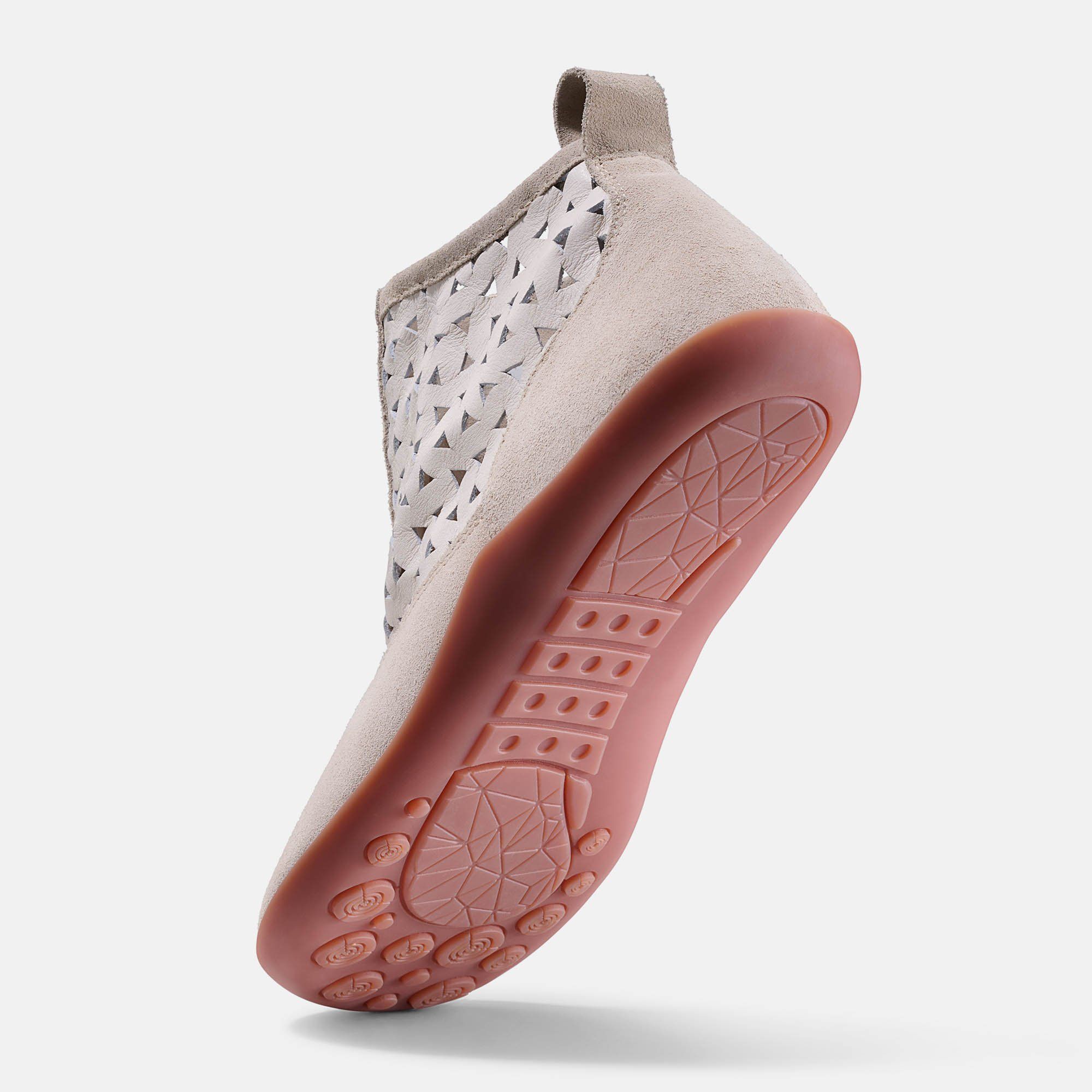 Beige Stiefelette mit Lochmuster und roter Sohle. Wildleder-Details. Unteransicht der Sohle.