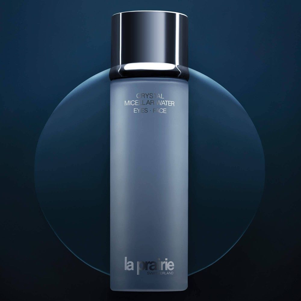La Prairie Flakon mit silbernem Verschluss, milchig-blauem Glas und silbernem Aufdruck.