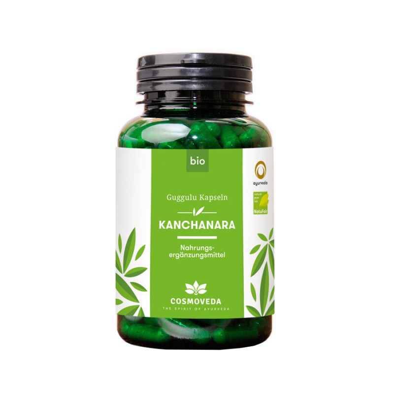Braune Plastikflasche mit grünen Kapseln. Aufschrift: KANCHANARA, BIO, COSMOVEDA. Siegel: Ayurveda, Bio-Siegel.
