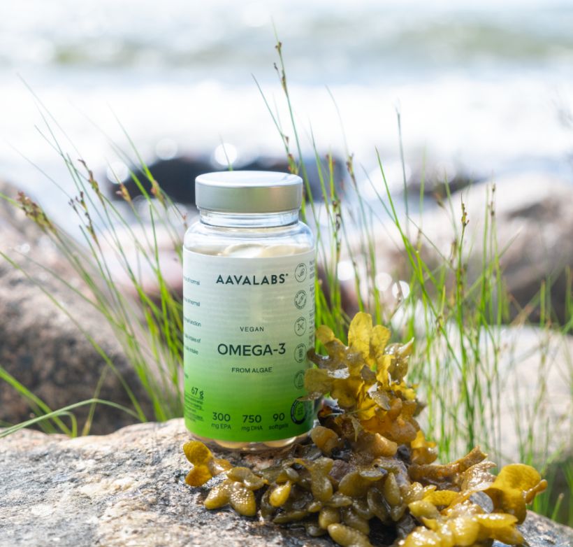 Aavalabs Vegan Omega-3 Flasche auf Felsen am Meer.