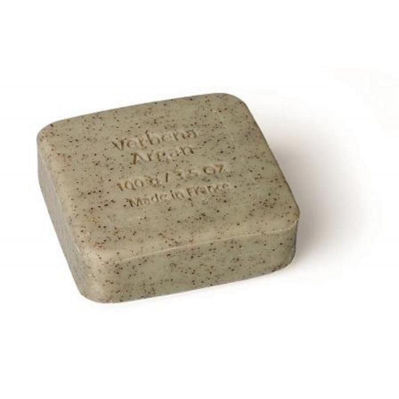 Quadratische Seife mit Aufschrift 'Verbena Argan'. Hellgrau mit dunklen Punkten. 'Made in France'.